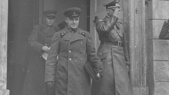 Spotkanie niemieckich i sowieckich oficerów. Białystok, 10.1939. Fot. NAC