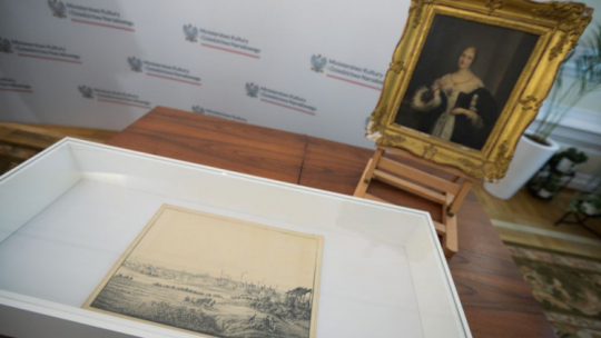 Warszawa, 20.09.2023. Grafiki „Dama z wachlarzem” z kolekcji wilanowskiej oraz litografia „Królewska Huta” Ernsta Wilhelma Knippela. Fot. PAP/M. Obara