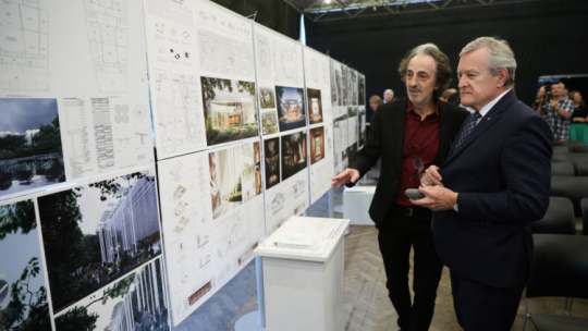 Minister kultury i dziedzictwa narodowego Piotr Gliński (P) i dyrektor Polskiej Opery Królewskiej Andrzej Klimczak (C) na ogłoszeniu wyników konkursu na opracowanie koncepcji architektonicznej teatru Polskiej Opery Królewskiej. Fot. PAP/R. Guz