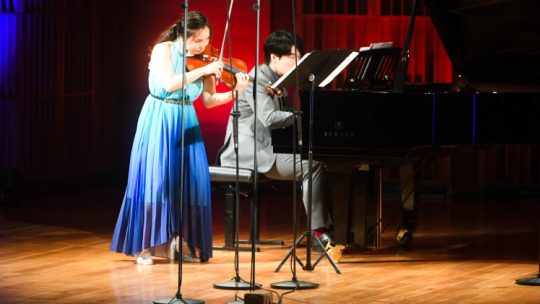 Warszawa, 26.09.2023. Muzycy: skrzypaczka Seina Matsuoka i pianista Yuto Kiguchi z zespołu AKA Duo na koncercie Laureatów III Międzynarodowego Konkursu Muzyki Polskiej w Filharmonii Narodowej. Fot. PAP/A. Lange