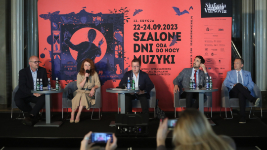 Dyrektor Sinfonii Varsovii Janusz Marynowski (L), wiceprezydent m.st. Warszawy Aldona Machnowska-Góra (2L), dyrektor Narodowego Centrum Kultury Rafał Wiśniewski (P), dyrektor artystyczny Festiwalu Szalone Dni Muzyki Rene Martin (3L) i radca ds. współpracy kulturalnej Ambasady Francji w Polsce, dyrektor Instytutu Francuskiego Audelin Chappuis (2P) na konferencji prasowej poświęconej prezentacji tegorocznej edycji festiwalu Szalone Dni Muzyki w Warszawie. Fot. PAP/L. Szymański