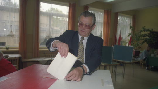 Przewodniczący Konfederacji Polski Niepodległej (KPN) Leszek Moczulski głosuje w lokalu Obwodowej Komisji Wyborczej nr 122 w Szkole Podstawowej nr 101 w Nowej Hucie. Fot. PAP/J. Bednarczyk