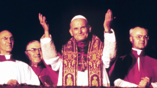 Kard. Karol Wojtyła tuż po tym, jak został wybrany przez konklawe na papieża. Watykan, 16.10.1978. Fot. PAP/EPA
