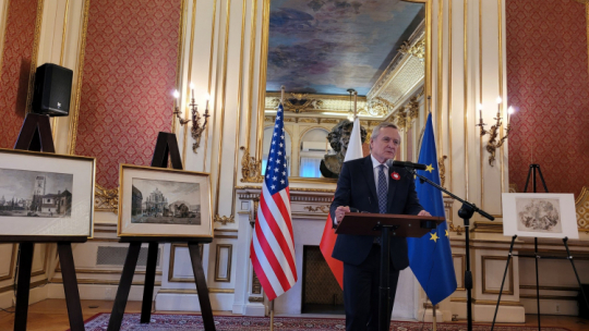 Prezentacja odzyskanych dzieł – dwóch akwareli Zygmunta Vogla oraz rysunku autorstwa Melchiora Steidla. Fot. twitter.com/kultura_gov_pl