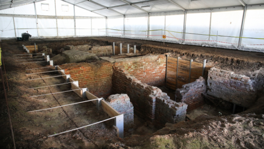 Warszawa, 30.10.2023. Tymczasowa ekspozycja na stanowisku archeologicznym przy ul. Miłej w Warszawie, 30 bm. W 2022 r. archeolodzy zbadali fundamenty kamienic, które znajdowały się na terenie getta warszawskiego w pobliżu bunkra dowódcy ŻOB Mordechaja Anielewicza. Muzeum Getta Warszawskiego prowadzi rozmowy na temat budowy w tym miejscu budynku edukacyjnego. Fot. PAP/A. Zawada
