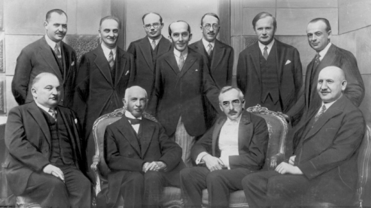 Aleksander Brückner - filolog, historyk literatury i kultury polskiej, profesor, członek Polskiej Akademii Umiejętności (siedzi, drugi z lewej); w  środku, pomiędzy fotelami, stoi Roman Knoll. Fot. NAC