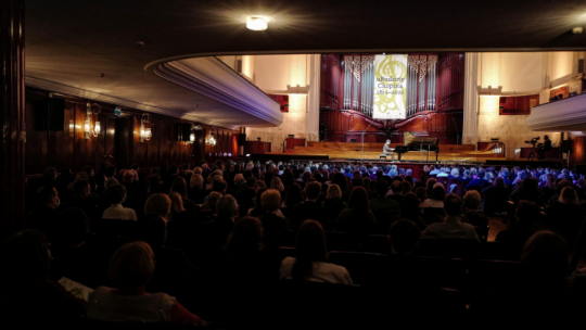 Laureat I nagrody XVIII Konkursu Chopinowskiego kanadyjski pianista Bruce (Xiaoyu) Liu podczas koncertu w Filharmonii Narodowej w Warszawie. Fot. PAP/M. Marek