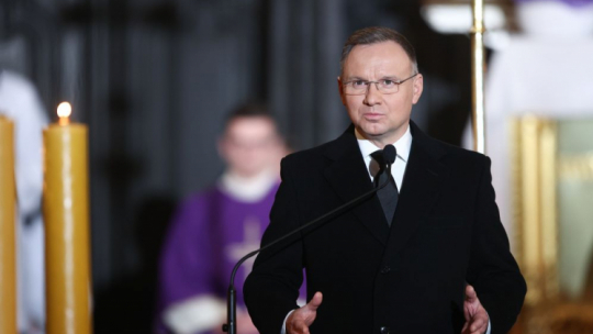 Kraków, 31.10.2023. Prezydent RP Andrzej Duda przemawia podczas uroczystości pogrzebowych współpracowniczki i przyjaciółki Jana Pawła II, byłej więźniarki niemieckiego nazistowskiego obozu koncentracyjnego Ravensbrueck Wandy Półtawskiej w Bazylice Mariackiej. Fot. PAP/Ł. Gągulski
