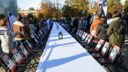 Uczestnicy zgromadzenia solidarności z ofiarami ataku Hamasu na Izrael przy Pomniku Bohaterów Getta w Warszawie. Fot. PAP/R. Guz