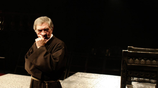 Jerzy Trela w spektaklu "Rozmowy z diabłem. Wielkie kazanie księdza Bernarda" w reżyserii Krzysztofa Jasińskiego. Fot. PAP/A. Grygiel