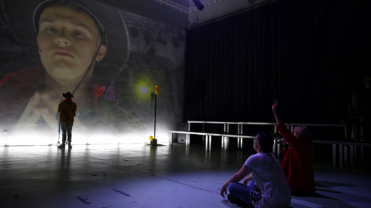 Próba medialna spektaklu "To my jesteśmy przyszłością" w reżyserii Jakuba Skrzywanka, w ramach 24. Międzynarodowego Festiwalu Teatrów dla Dzieci i Młodzieży KORCZAK DZISIAJ, w krakowskim Teatrze Nowym. Fot. PAP/Ł. Gągulski