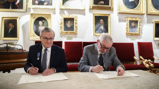 Kraków, 11.10.2023. Minister kultury Piotr Gliński (L) i prezydent Krakowa Jacek Majchrowski (P) podczas uroczystości podpisania listu intencyjnego ws. współprowadzenia przez Ministra Kultury i Dziedzictwa Narodowego i Gminę Miejską Kraków instytucji kultury pod nazwą Centrum Literatury i Języka Planeta Lem, w Muzeum Krakowa. Fot. PAP/Ł. Gągulski