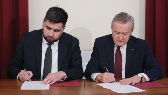 Warszawa, 10.10.2023. Minister kultury Piotr Gliński (P) i prezydent Chełma Jakub Banaszek (L) na podpisaniu listu intencyjnego ws. współprowadzenia Muzeum Pamięci Ofiar Rzezi Wołyńskiej oraz Centrum Prawdy i Pojednania w Chełmie. Fot. PAP/P. Supernak