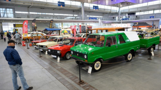 Targi pojazdów zabytkowych Retro Motor Show 2023 na terenie MTP w Poznaniu. Fot. PAP/J. Kaczmarczyk