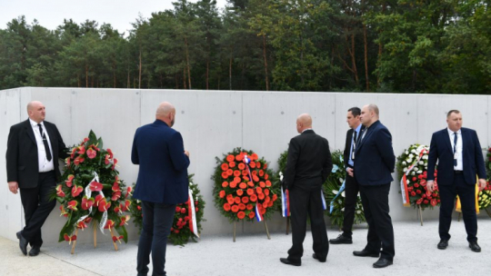 Obchody 80. rocznicy powstania więźniów niemieckiego nazistowskiego obozu zagłady w Sobiborze na terenie Muzeum i Miejsca Pamięci w Sobiborze. Fot. PAP/W. Jargiło