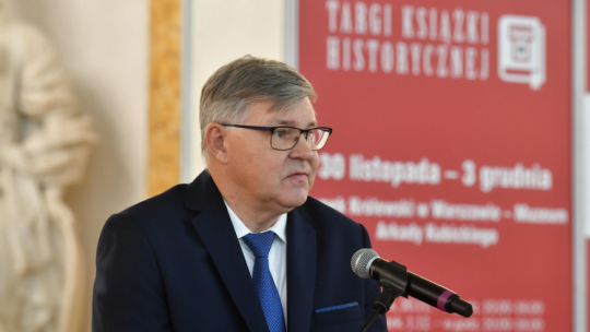 Warszawa, 30.11.2022. Prezes Fundacji Historia i Kultura Waldemar Michalski na uroczystym ogłoszeniu laureatów Nagrody Klio 2023 w ramach otwarcia XXXI Targów Książki Historycznej w Arkadach Kubickiego Zamku Królewskiego. Fot. PAP/A. Lange