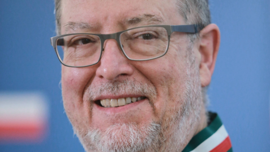 Warszawa, 30.08.2018. Amerykański pianista Garrick Ohlsson podczas uroczystości w siedzibie MKiDN. Pianista został odznaczony przez wiceminister kultury i dziedzictwa narodowego Wandę Zwinogrodzką medalem „Zasłużony Kulturze Gloria Artis”. Fot. PAP/L. Szymański