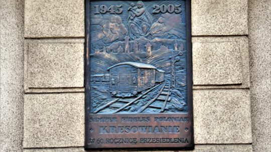 Tablica upamiętniająca przesiedlenia Kresowian. Źródło: Wikimedia Commons