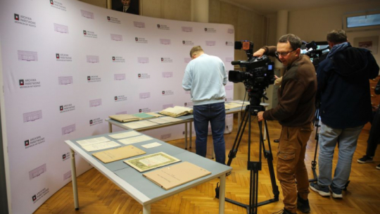 Pokaz unikatowych materiałów archiwalnych z czasu odzyskania przez Polskę niepodległości w 1918 roku w siedzibie Archiwum Akt Nowych. Warszawa, 10.11.2023. Fot. PAP/A. Zawada