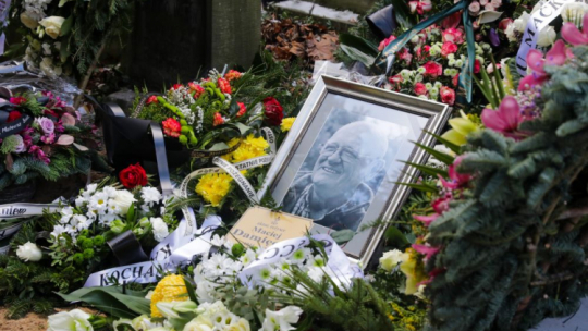 Warszawa, 29.11.2023. Uroczystości pogrzebowe aktora Macieja Damięckiego na Cmentarzu na Powązkach w Warszawie. Fot. PAP/T. Gzell