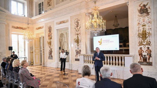 Minister kultury i dziedzictwa narodowego Piotr Gliński (P-góra) podczas konferencji prasowej inaugurującej 12. edycję akcji "Darmowy Listopad w Rezydencjach Królewskich". Fot. PAP/R. Pietruszka