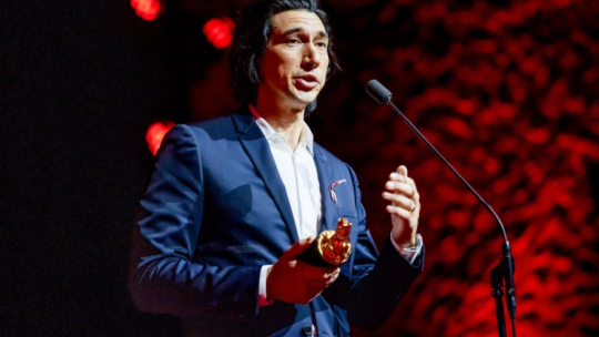 Aktor Adam Driver odebrał nagrodę specjalną podczas gali otwarcia 31. edycji Międzynarodowego Festiwalu Filmowego EnergaCAMERIMAGE w CKK Jordanki w Toruniu. Fot. PAP/M. Kuras