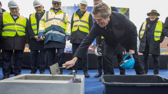 Aktor Willem Dafoe podczas wmurowania kapsuły czasu i kamienia węgielnego pod budowę studia filmowego, pierwszego budynku w powstającym Europejskim Centrum Filmowym Camerimage w Toruniu. Fot. PAP/M. Kuras