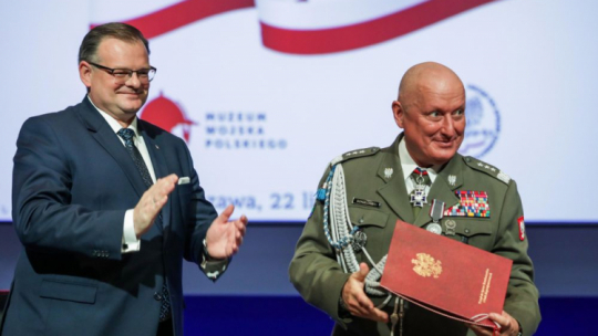 Warszawa, 22.11.2023. Szef Urzędu do Spraw Kombatantów i Osób Represjonowanych Jan Józef Kasprzyk (L) i I Zastępca Dowódcy Generalnego Rodzajów Sił Zbrojnych gen. Marek Sokołowski (P) podczas uroczystości wręczenia odznaczeń państwowych oraz medali „Stulecia Odzyskanej Niepodległości”, „Pro Bono Poloniae” i „Pro Patria”. Fot. PAP/T. Gzell