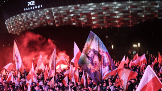 Uczestnicy Marszu Niepodległości na błoniach Stadionu Narodowego. Warszawa, 11.11.2023. Fot. PAP/L. Szymański