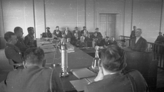 Początek procesu pokazowego działaczy Polskiej Partii Socjalistycznej Wolność Równość Niepodległość przed Rejonowym Sądem Wojskowym w Warszawie: zeznania składa Feliks Misiorowski, w głębi za stołem m.in.: adwokaci Marian Niedzielski (1L) i Mieczysław Maślanko (2L), w drugim rzędzie oskarżeni Józef Dzięgielewski (L) i Tadeusz Szturm de Sztrem, w trzecim rzędzie Wiktor Krawczyk (L) i Ludwik Cohn oraz w ostatnim rzędzie Kazimierz Pużak (w okularach). Fot. PAP/CAF