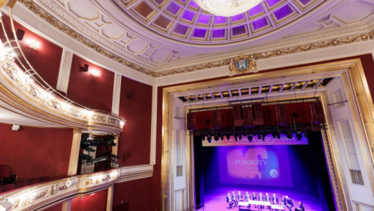 Teatr Wielki im. Stanisława Moniuszki wraca na własną scenę po zakończeniu trwającego przeszło dwa lata remontu. Sezon artystyczny 2023/24 odbędzie się pod hasłem „Powroty”. Poznań, 28.09.2023. Fot. PAP/M. Zakrzewski