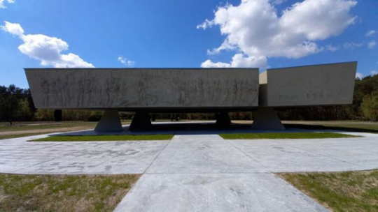 Miejsce Pamięci w lesie rzuchowskim. Źródło: Muzeum byłego niemieckiego Obozu Zagłady Kulmhof w Chełmnie