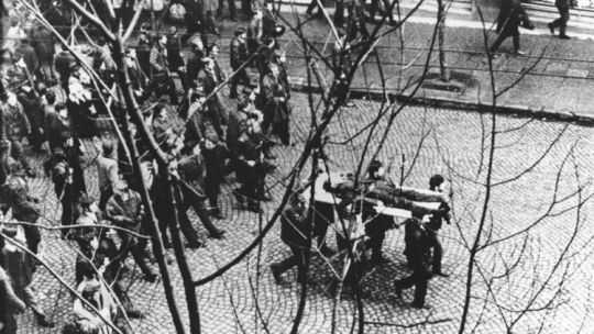 Grudzień ’70 w Gdyni: ulicą Świętojańską w kierunku centrum przechodzi pochód, demonstranci niosą na drzwiach zwłoki Zbigniewa Godlewskiego. Gdynia, 17.12.1970.  Fot. PAP/E. Pepliński