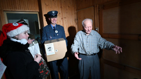 Płk Bolesław Pawłowski ps. Lanca (P) odbiera bożonarodzeniową „Paczkę dla Bohatera”. Szczecin, 16.12.2023. Fot. PAP/M. Bielecki
