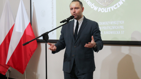 Warszawa, 13.12.2023. Prezes Instytutu Pamięci Narodowej Karol Nawrocki podczas uroczystości wręczenia Krzyży Wolności i Solidarności działaczom opozycji niepodległościowej z lat 1956–1989, 13 bm. w Muzeum Żołnierzy Wyklętych i Więźniów Politycznych PRL w Warszawie. Fot. PAP/A. Zawada