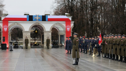 Obchody 105. rocznicy wybuchu Powstania Wielkopolskiego przy Grobie Nieznanego Żołnierza na placu marszałka Józefa Piłsudskiego. Warszawa, 28.12.2023. Fot. PAP/P. Supernak