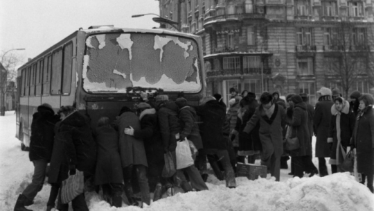 Krakowskie Przedmieście zasypane śniegiem. Ludzie pchają unieruchomiony autobus MZK. Warszawa, 02.01.1979. Fot. PAP/A. Rybczyński