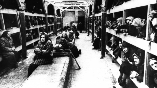 Niemiecki nazistowski obóz koncentracyjny Auschwitz po wyzwoleniu przez Armię Czerwoną. Fot. PAP/CAF/Reprodukcja