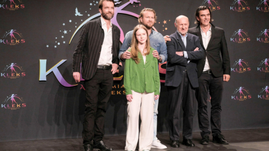 Aktorzy Piotr Fronczewski (2P), Tomasz Kot (L), Antonina Litwiniak (2L) oraz reżyser Maciej Kawulski (3L) i producent Tomasz Wardyn (P) podczas konferencji prasowej filmu "Kleks" w Scenie Relax w Warszawie. Fot. PAP/Kalbar