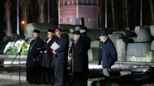 Przedstawiciel polskiego Autokefalicznego Kościoła Prawosławnego ojciec Jarosław Antosiuk (L), zwierzchnik diecezji cieszyńskiej Kościoła luterańskiego bp Adrian Korczago (2L), biskup bielsko-żywiecki Roman Pindel (3L) i naczelny Rabin Polski Michael Schudrich (4L) podczas modlitwy w 79. rocznicę wyzwolenia KL Auschwitz. Fot. PAP/J. Praszkiewicz