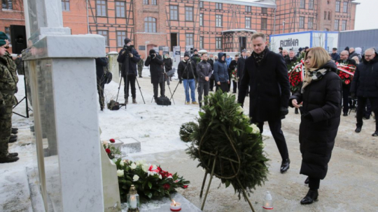 Marszałek województwa warmińsko-mazurskiego Marcin Kuchciński (L) i przewodnicząca sejmiku województwa warmińsko-mazurskiego Bernadeta Hordejuk (P) na obchodach Dnia Pamięci Ofiar Obu Totalitaryzmów na Warmii i Mazurach. Działdowo, 18.01.2024. Fot. PAP/T. Waszczuk