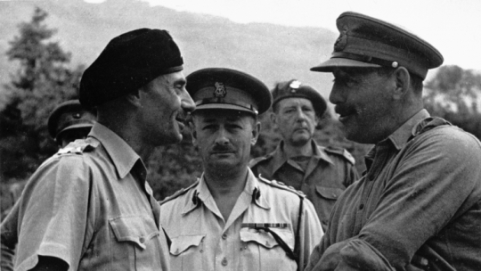 Monte Cassino, Włochy, 05.1944 r. Dowódca II Korpusu gen. Władysław Anders (L) i brytyjscy generałowie omawiają sytuację przed bitwą. Przez niemal pół roku oddziały wojsk sprzymierzonych usiłowały zdobyć klasztor Monte Cassino i otaczajace go wzgórze, by otworzyć sobie drogę na Rzym. W maju zdobycie klasztoru powierzono Polakom. Fot. PAP/CAF