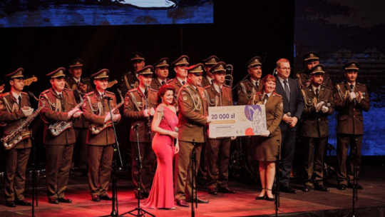 Zdobywcy tegorocznego Grand Prix Wojskowa Orkiestra Żytomierskiego Instytutu im. S. Korolowa podczas finału 30. Międzynarodowego Festiwalu Kolęd i Pastorałek w hali Będzin Arena. Fot. PAP/Z. Meissner