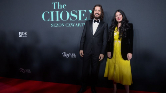 Aktorzy Elizabeth Tabish (P) i Jonathan Roumie (L) na pokazie 4. sezonu serialu "The Chosen" w warszawskim Multikinie Złote Tarasy. Fot. PAP/M. Obara