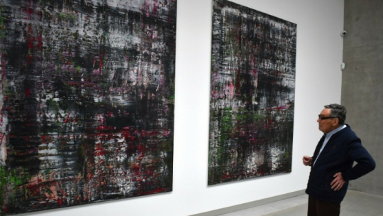 Były więzień KL Auschwitz Marian Turski przed dziełem Gerharda Richtera „Birkenau”. Źródło: www.oswiecim.naszemiasto.pl