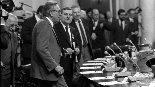 	Okrągły stół 1989 r. N/z: od lewej - Klemens Szaniawski, Tadeusz Mazowiecki , Lech Wałęsa, Bronisław Geremek. Fot.: PAP/Z. Matuszewski.
