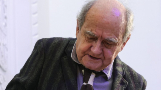 Warszawa, 13.02.2024. Aktor, reżyser i pedagog Jan Peszek podczas nieformalnego benefisu przed próbą spektaklu „Serce ze szkła. Musical zen” w Teatrze Studio. Aktor obchodzi 80. urodziny. Fot. PAP/R. Guz