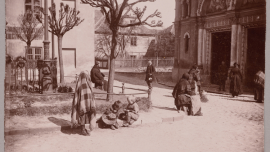 Sprzedaż cierni w Wielka Sobotę przed kościołem Nawiedzenia Najświętszej Marii Panny na Nowym Mieście. Fotografia Konrada Brandla z 1892. Źródło Muzeum Warszawy