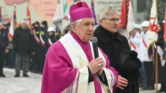 Metropolita szczecińsko-kamieński abp Andrzej Dzięga (L) podczas uroczystości przed bramą Stoczni Szczecińskiej, upamiętniającej ofiary szczecińskiego Grudnia '70. 17.12.2022. Fot. PAP/M. Bielecki