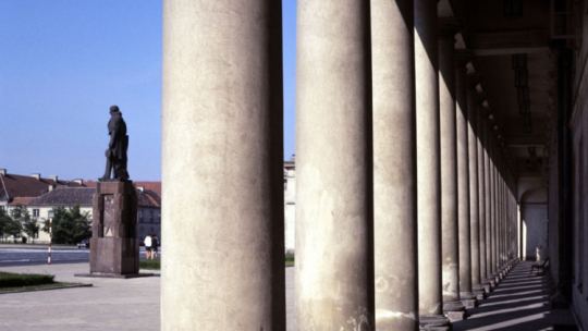 Kolumnada Teatru Narodowego przy placu Teatralnym w Warszawie, przed teatrem pomnik Wojciecha Bogusławskiego dłuta Jana Szczepkowskiego. Fot. PAP/M. Szyperko
